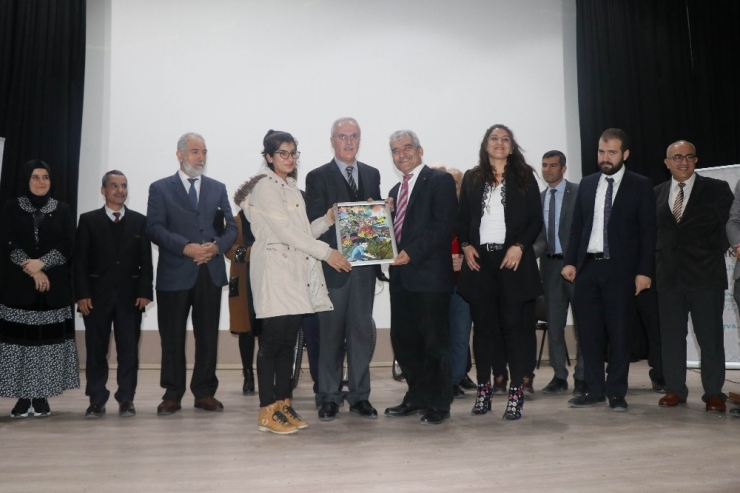 Çizimlerle 40 Hadis Yarışmasında Dereceye Girenlere Ödülleri Verildi