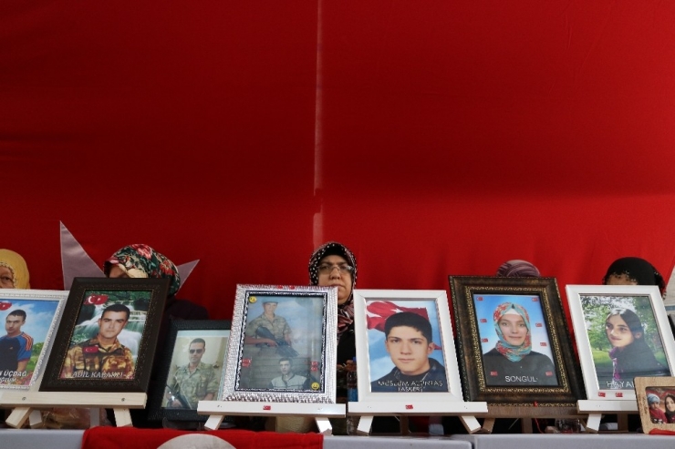 Çocuklar Teslim Oldukça Hdp Önündeki Ailelerin Umudu Artıyor