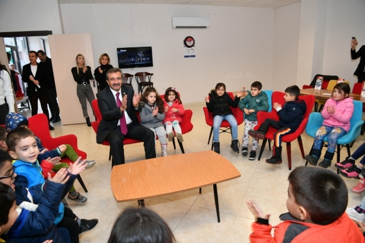 Başkan Çetin Miniklerle İzmir Marşı’nı Söyledi