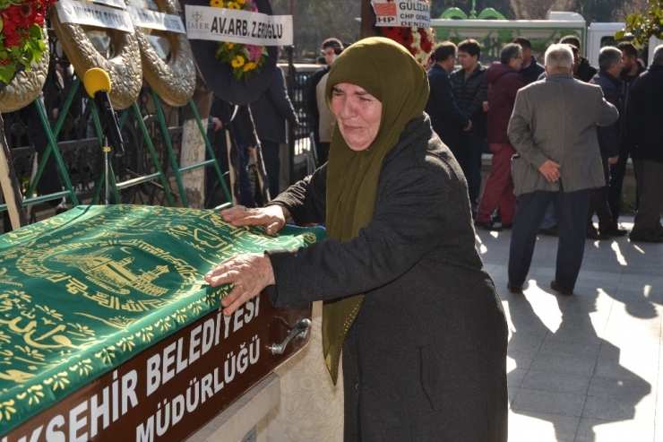 Uysal, Partisinin Vefat Eden İl Başkanının Cenaze Törenine Katıldı
