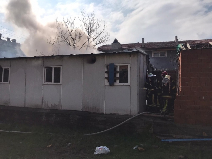 Metruk Evde Çıkan Yangın Zamanında Müdahale İle Büyümeden Söndürüldü