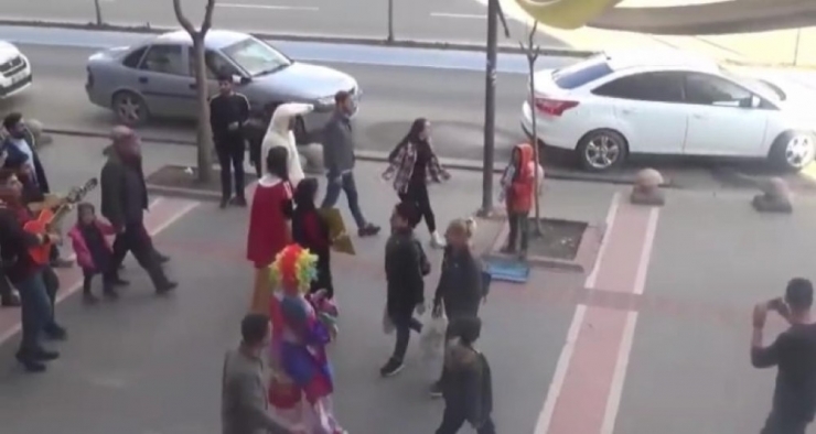 Sokak Müzisyeni 3’üncü Sınıf Öğrencisine Tablet Sürprizi