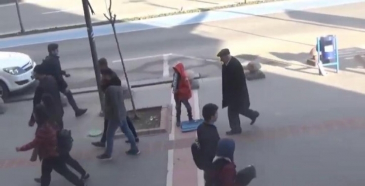 Sokak Müzisyeni 3’üncü Sınıf Öğrencisine Tablet Sürprizi