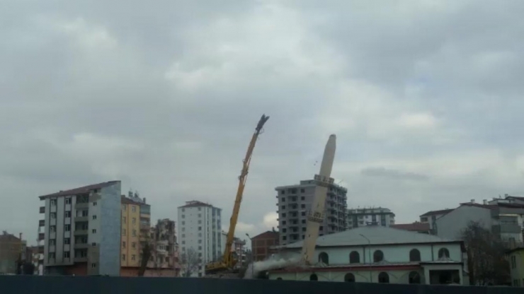 Depremde Hasar Gören Minare Böyle Yıkıldı