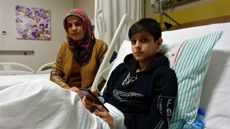 Depremzede Kerim, Erdoğan’ın Gönderdiği "Telefon"la Ders Çalışmaya Başladı