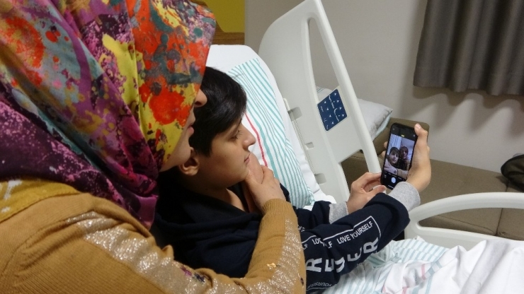 Depremzede Kerim, Erdoğan’ın Gönderdiği "Telefon"la Ders Çalışmaya Başladı