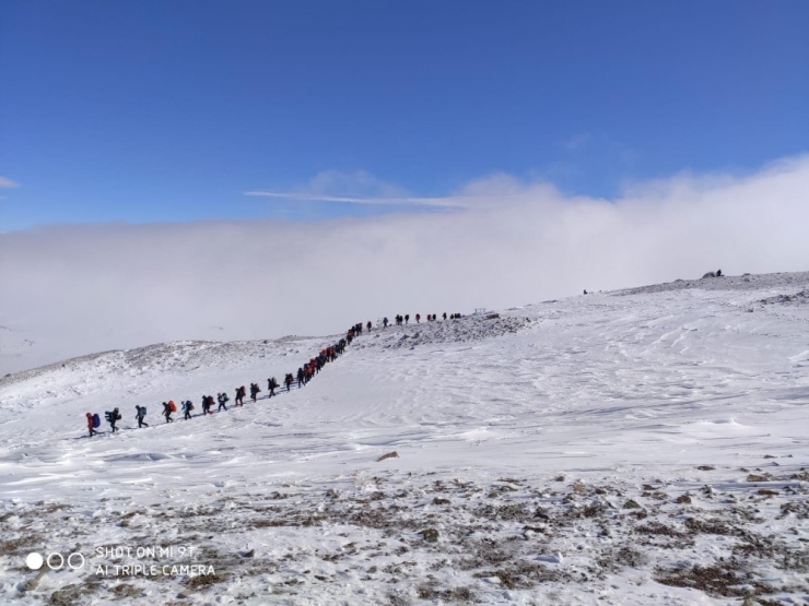 85 Dağcı, Çığ Düşmesi Sonucu Hayatını Kaybeden Öğretim Üyeleri İçin Zirveye Yürüdü