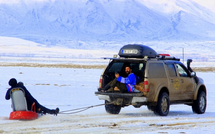 Dev Off- Road Araçlarıyla ‘Lastik Raftingi’ Yapıyorlar