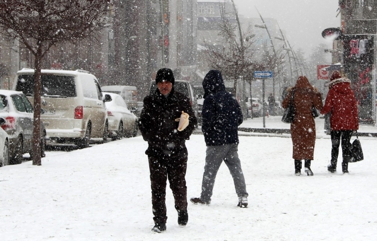 Erzurum’da Yoğun Kar Yağışı Etkili Oluyor