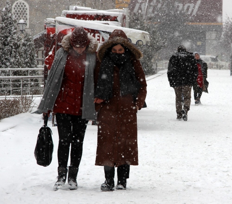 Erzurum’da Yoğun Kar Yağışı Etkili Oluyor