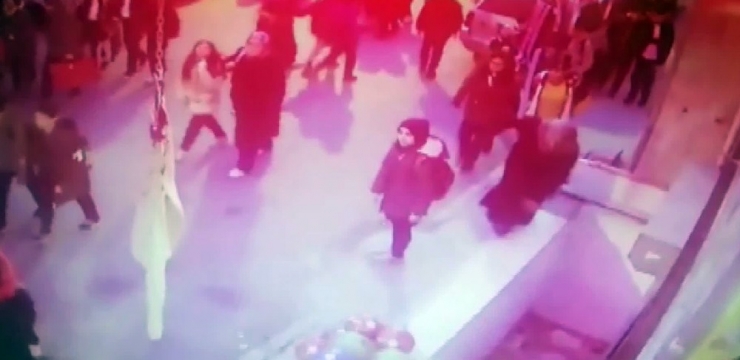 Esenyurt’ta Merdiven Boşluğuna Düşen Yaşlı Kadın Kamerada