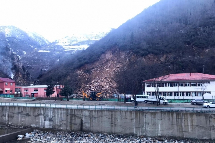Gümüşhane’de Dağdan Kopan Kayalar Okulun Bahçesine Düştü
