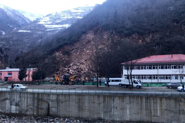 Gümüşhane’de Dağdan Kopan Kayalar Okulun Bahçesine Düştü