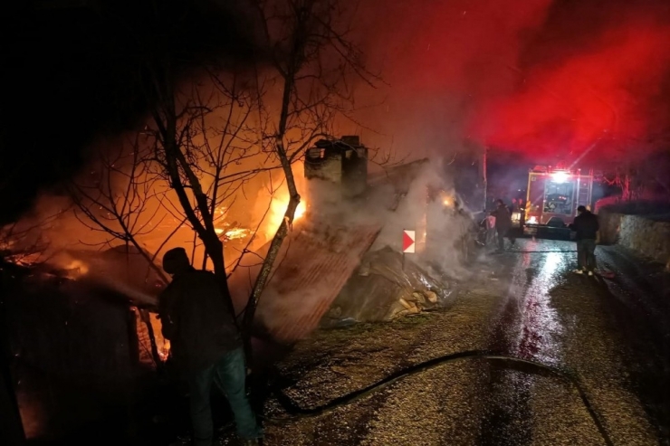 Gece Yarısı Çıkan Yangında Ev Ve Ahır Küle Döndü