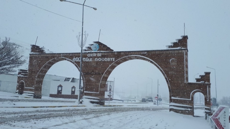 Tuzluca’da Yoğun Kar Yağışı Nedeniyle Eğitime Ara Verildi