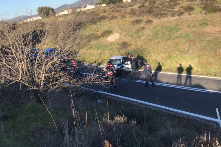 Otomobille Traktör Kafa Kafaya Çarpıştı: 1 Ölü, 1 Yaralı