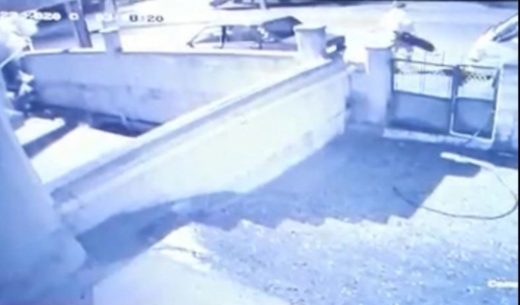 Rahat Tavırlı Hırsızlık Şüphelisi Kameraya Yakalandı