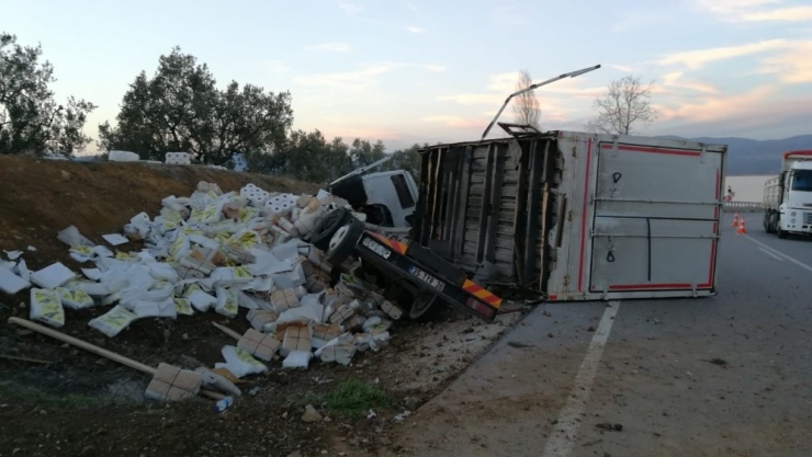 Kamyonun Freni Boşaldı, Trafiği Tehlikeye Atmamak İçin Şarampole Yuvarlandı
