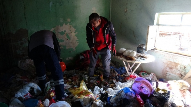 Evde 2 Kamyon Çöp Biriktirdi