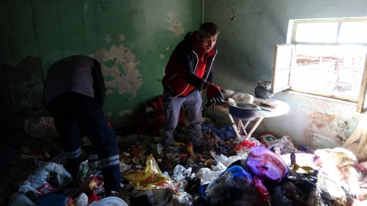 Evde 2 Kamyon Çöp Biriktirdi