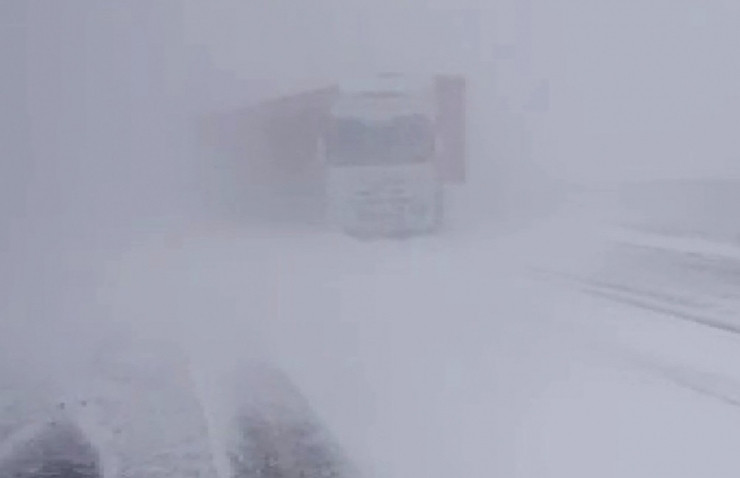 Kars’ta Etkili Olan Tipide Çok Sayıda Araç Mahsur Kaldı