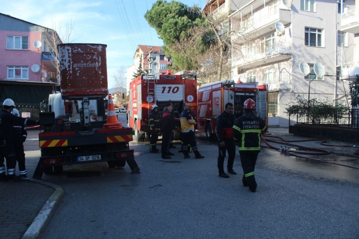 4 Katlı Binada Çıkan Yangın Paniğe Neden Oldu