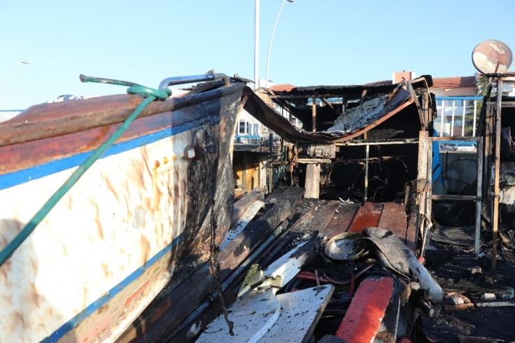 Alev Alev Yanan 4 Balıkçı Barakası Küle Döndü