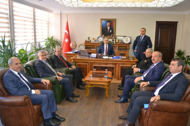 Vali Toprak Kulu’da Muhtarlarla Bir Araya Geldi