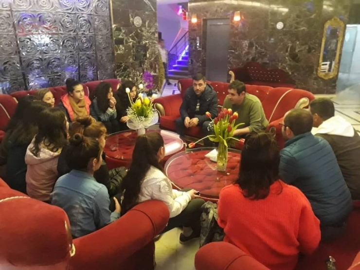 Başkan Çiğdem, Grup Elemelerinde İkinci Olan Voleybolcuları Kutladı