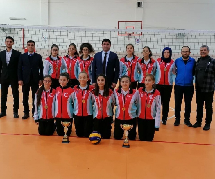 Başkan Çiğdem, Grup Elemelerinde İkinci Olan Voleybolcuları Kutladı