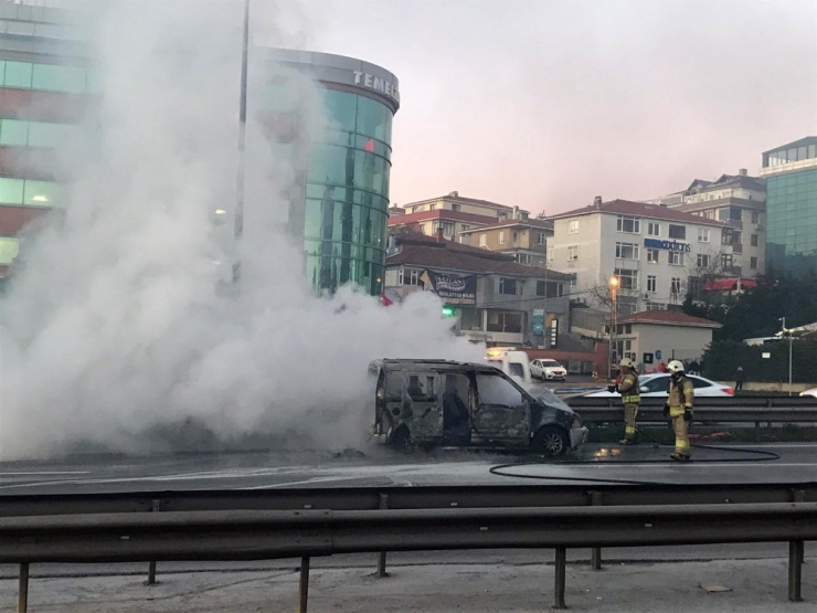 Araç Yangını E-5’te Trafiği Durma Noktasına Getirdi