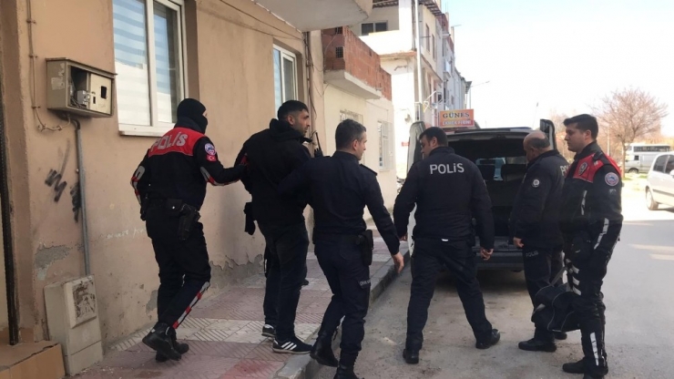 Polis, Cezaevi Firarisini Evinde Yakaladı