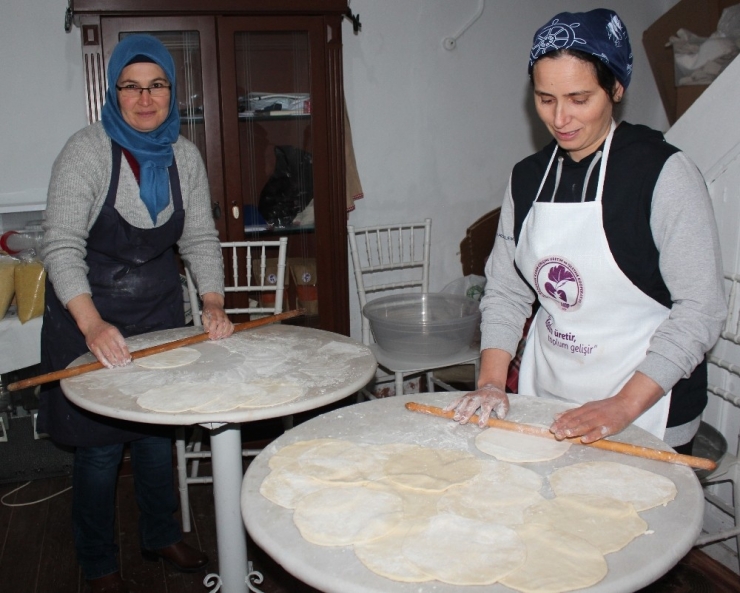 Alaşehirli Kadınlar Ev Ekonomisine Destek Oluyor