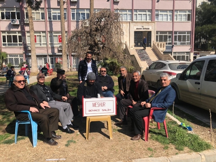 Kızıltepe Esnafı, Ayakkabı Boyacısına Boya Sandığı Hediye Etti