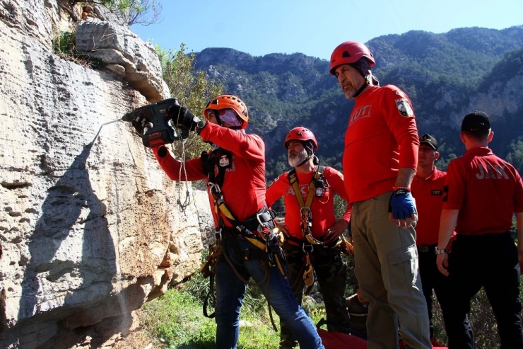 Kayalıklarda Mahsur Kalan Oğlağı Akut Ve Jak Kurtardı