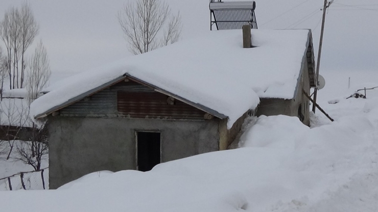Dağ Köylerindeki Buz Sarkıtları İnsan Boyunu Geçti