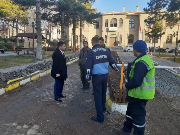 Sabah İşe Halk Otobüsü İle Gelen Başkan Arı, Esnaf Ziyaretlerinde Bulundu