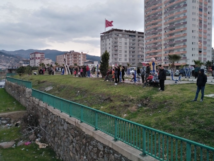 Zabıta İle Kavga Eden Gruba Cop Ve Biber Gazıyla Müdahale