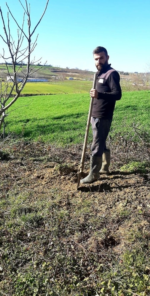 Motosikletli Genç Ölü Olarak Bulduğu Köpeği Boş Araziye Gömdü