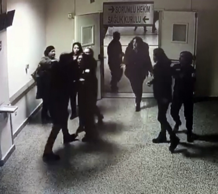 Hasta Yakınları Güvenlikçilere Saldırdı