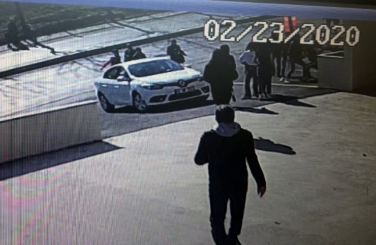 Sosyal Medya İçin Video Çeken Gence Bayıltana Kadar Dayak