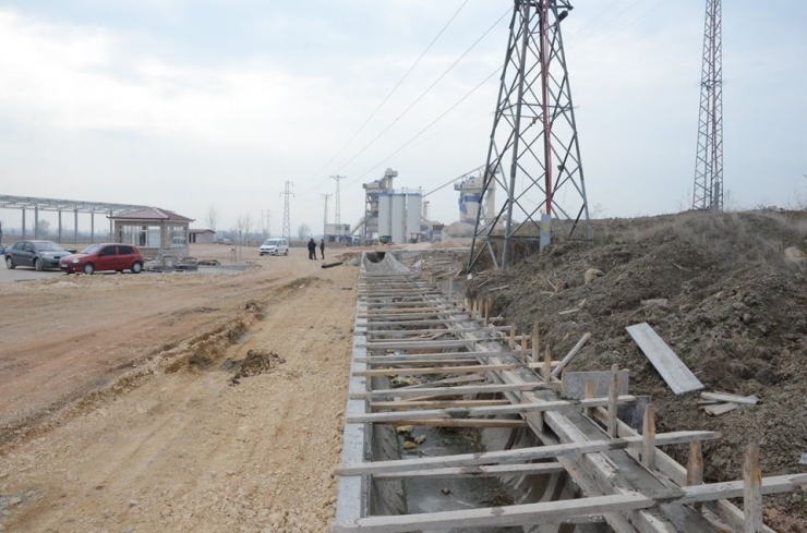 Suluova Belediyesinden Sulama Kanalı Üstü Kapatma Çalışmaları