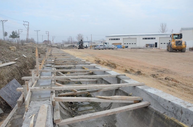 Suluova Belediyesinden Sulama Kanalı Üstü Kapatma Çalışmaları