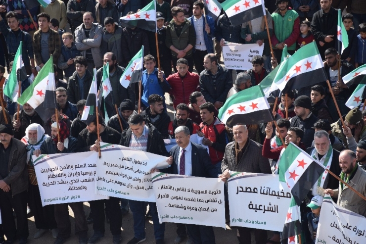 Suriyeliler Beşşar Esad’ı Protesto Etti