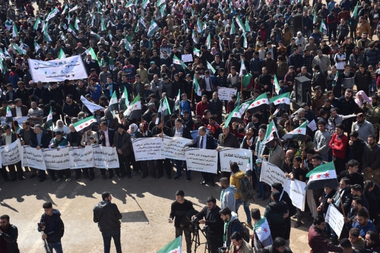 Suriyeliler Beşşar Esad’ı Protesto Etti
