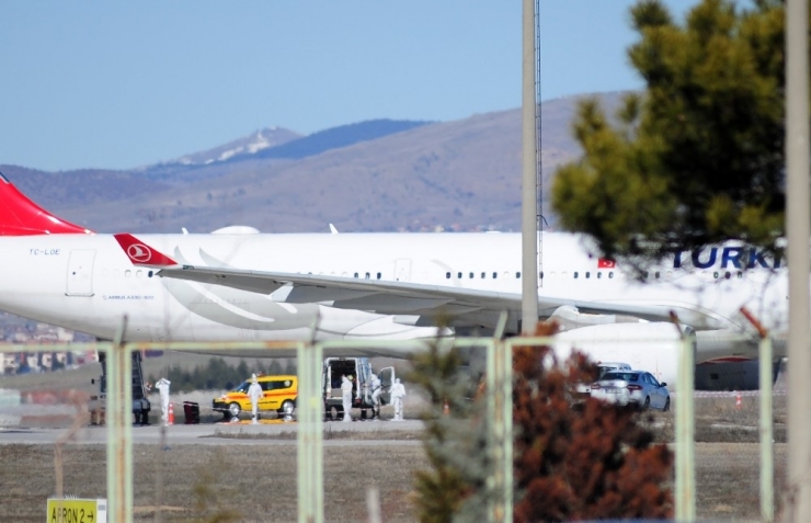Tahran-istanbul Seferini Yapan Uçaktaki Yolcuların Tedbir Amaçlı Hastaneye Sevki Sürüyor