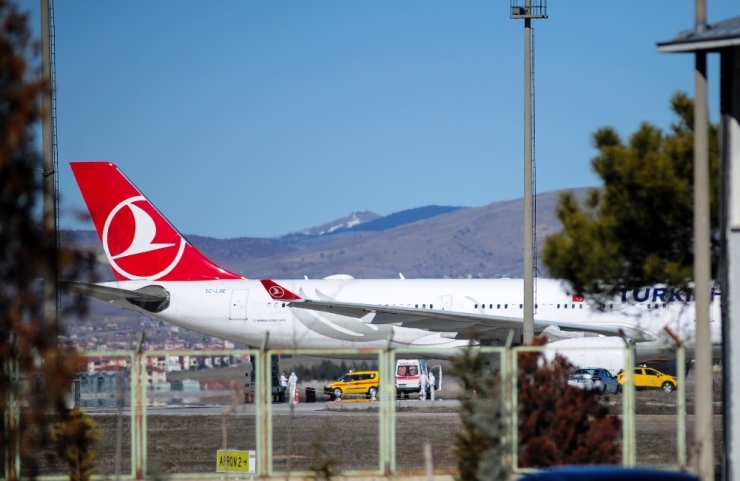 Tahran-istanbul Seferini Yapan Uçaktaki Yolcuların Tedbir Amaçlı Hastaneye Sevki Sürüyor