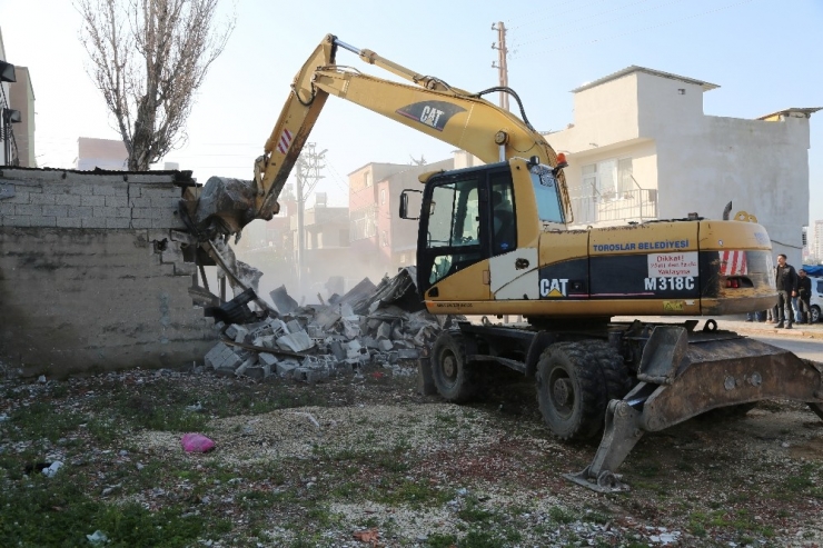 Toroslar’da Tehlike Arz Eden Metruk Bina Yıkıldı