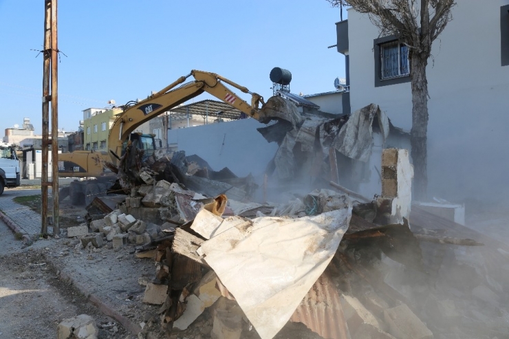 Toroslar’da Tehlike Arz Eden Metruk Bina Yıkıldı