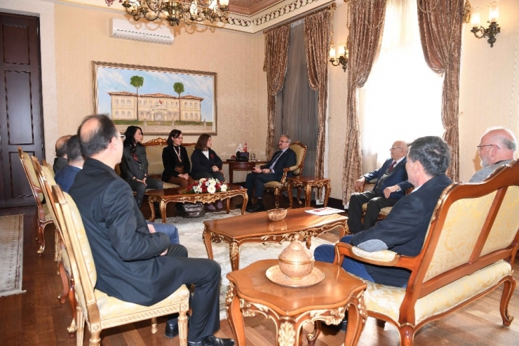 Vali Karaloğlu Genç Ressamı Kutladı